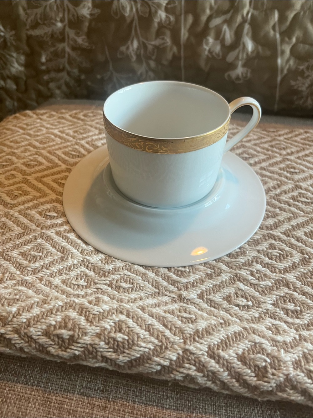 2Vint Nikko Gold
Filigree Cups Fine China
Patra Thailand 2 
Mismatched Saucer493